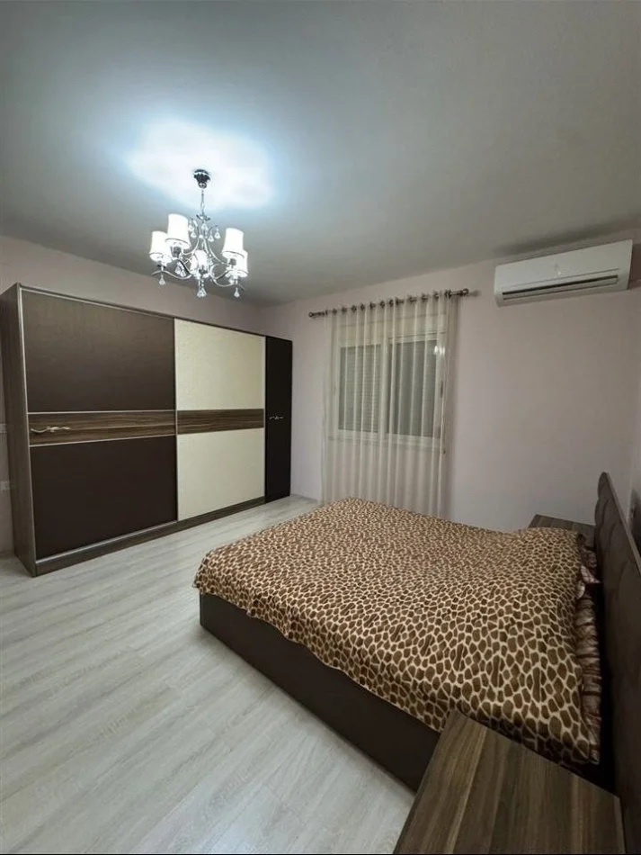 Tirane, jepet me qera apartament 2+1 Kati 3, 86 m² 600 € (Kryqezimi i 5 Majit)