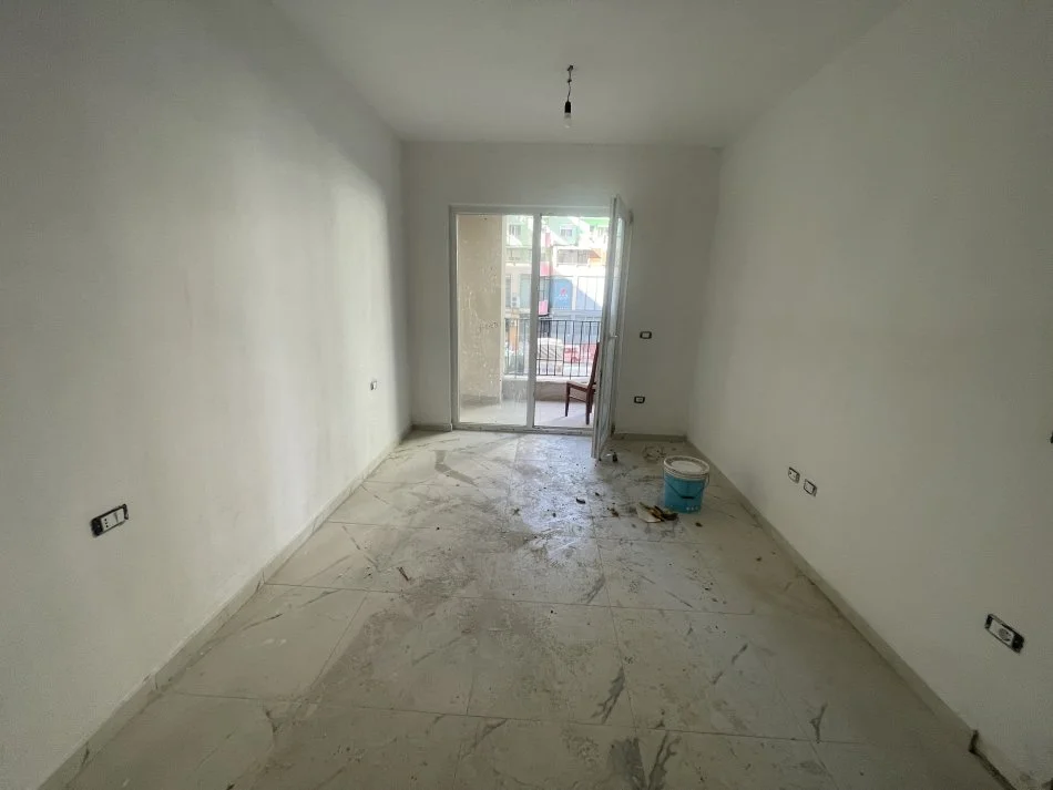 Tirane, shitet apartament 1+1+Ballkon Kati 1, 122.500 € (Rruga Dritan Hoxha, Kompleksi Aura)