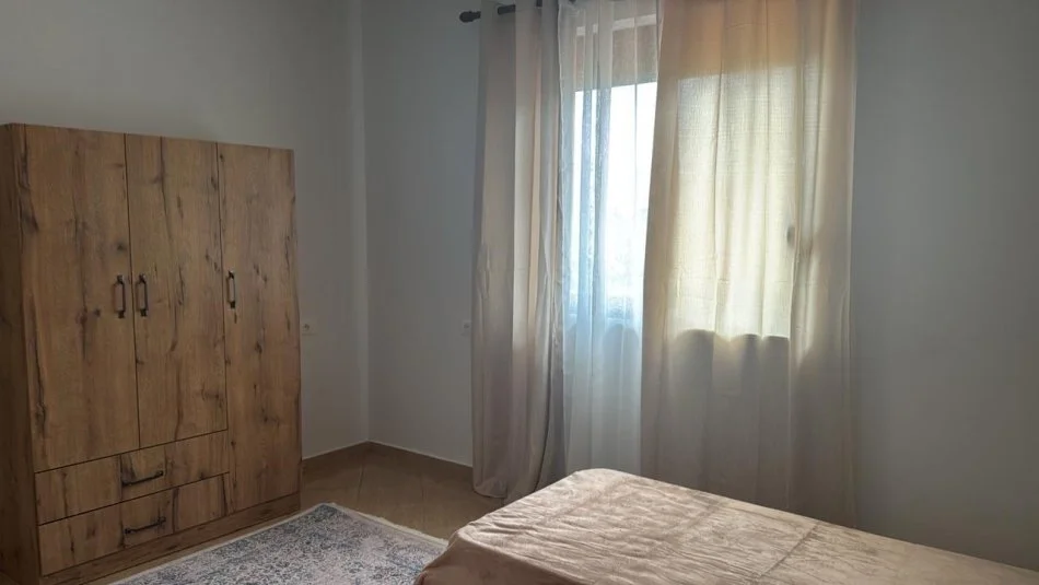 Tirane, jepet me qera shtepi 2+1 Kati 1, 126 m² 400 € (Kashar tek Burger Ija)