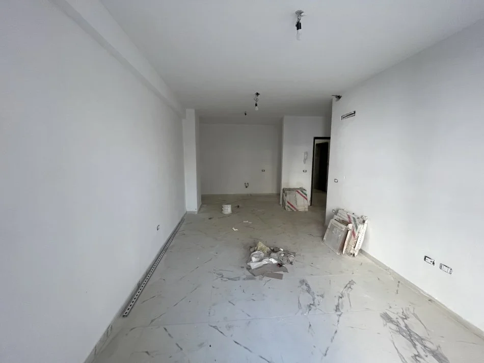 Tirane, shitet apartament 1+1+Ballkon Kati 1, 122.500 € (Rruga Dritan Hoxha, Kompleksi Aura)