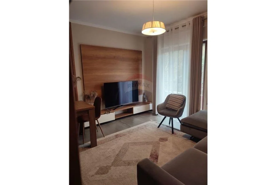 Tirane, jepet me qera apartament 2+1 Kati 3, 89 m² 550 € (Kopshti botanik)