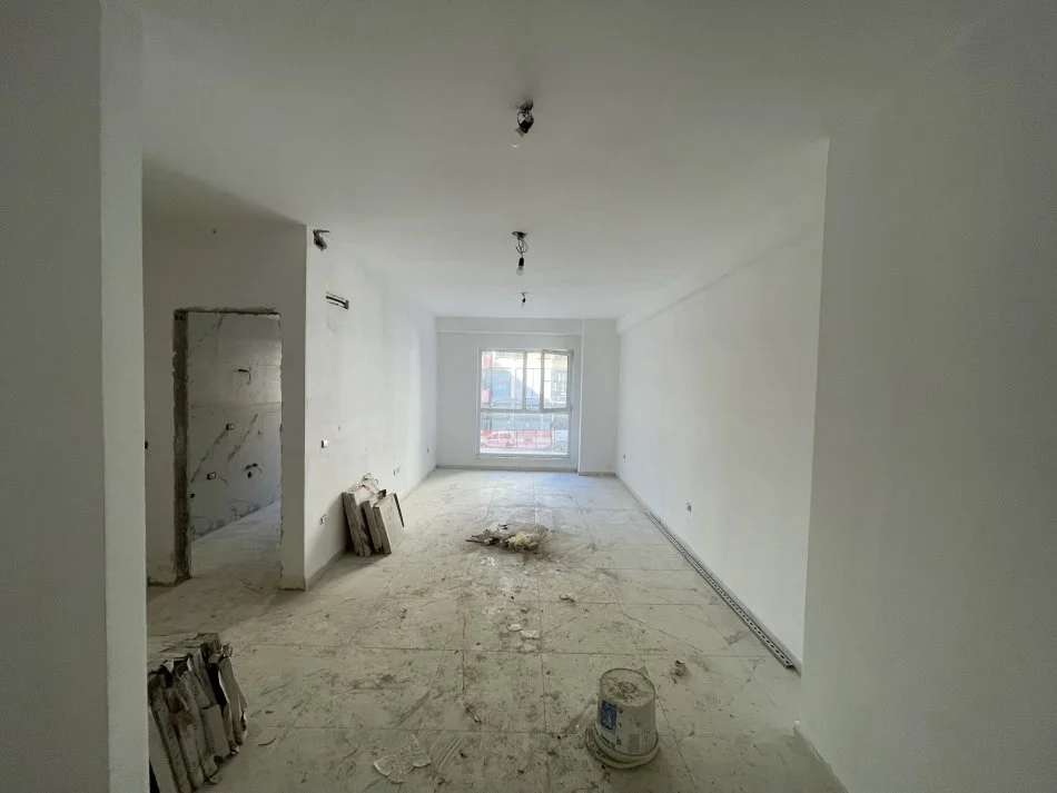 Tirane, shitet apartament 1+1+Ballkon Kati 1, 122.500 € (Rruga Dritan Hoxha, Kompleksi Aura)