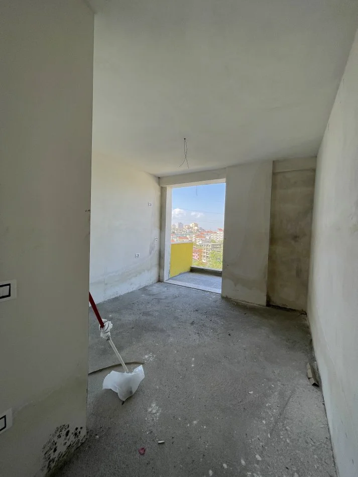 Tirane, shitet apartament 1+1+Ballkon Kati 4, 58 m² 74.000 € (Shkoze)