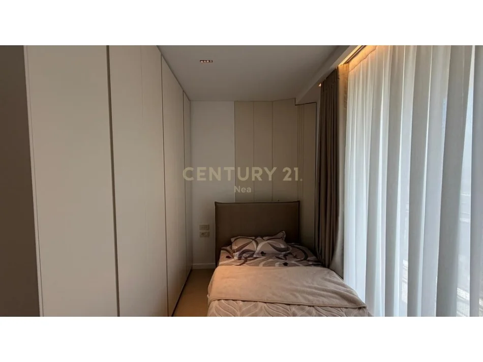 Tirane, jepet me qera apartament 2+1+Aneks+Ballkon Kati 13, 173 m² 1.600 € (GOLDEN TOWER)