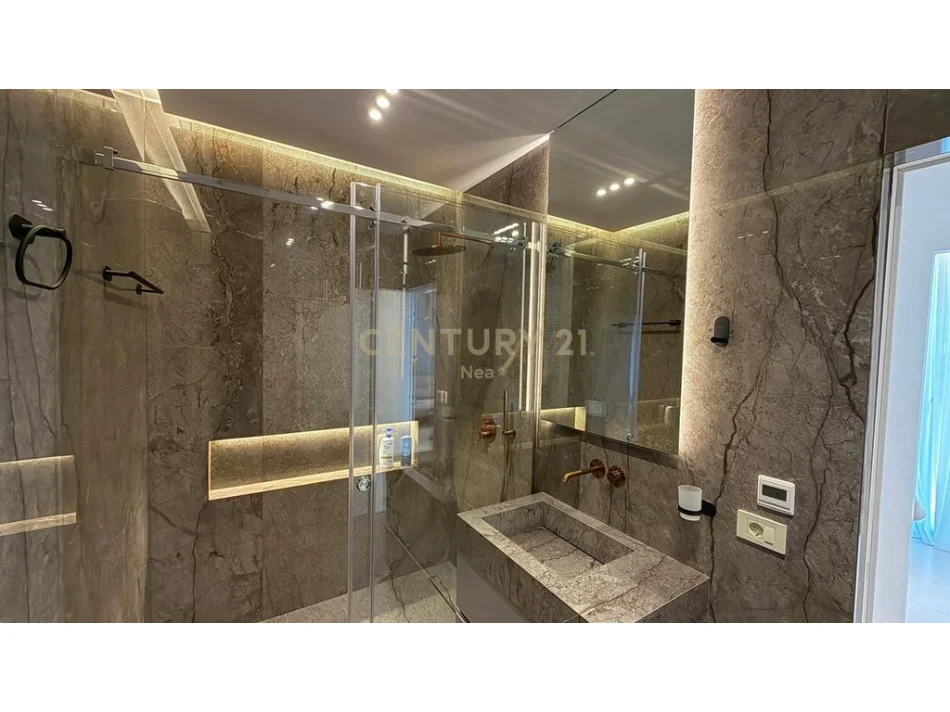 Tirane, jepet me qera apartament 2+1+Aneks+Ballkon Kati 13, 173 m² 1.600 € (GOLDEN TOWER)