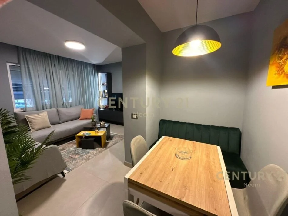 Tirane, jepet me qera apartament 2+1+Ballkon Kati 1, 90 m² 650 € 