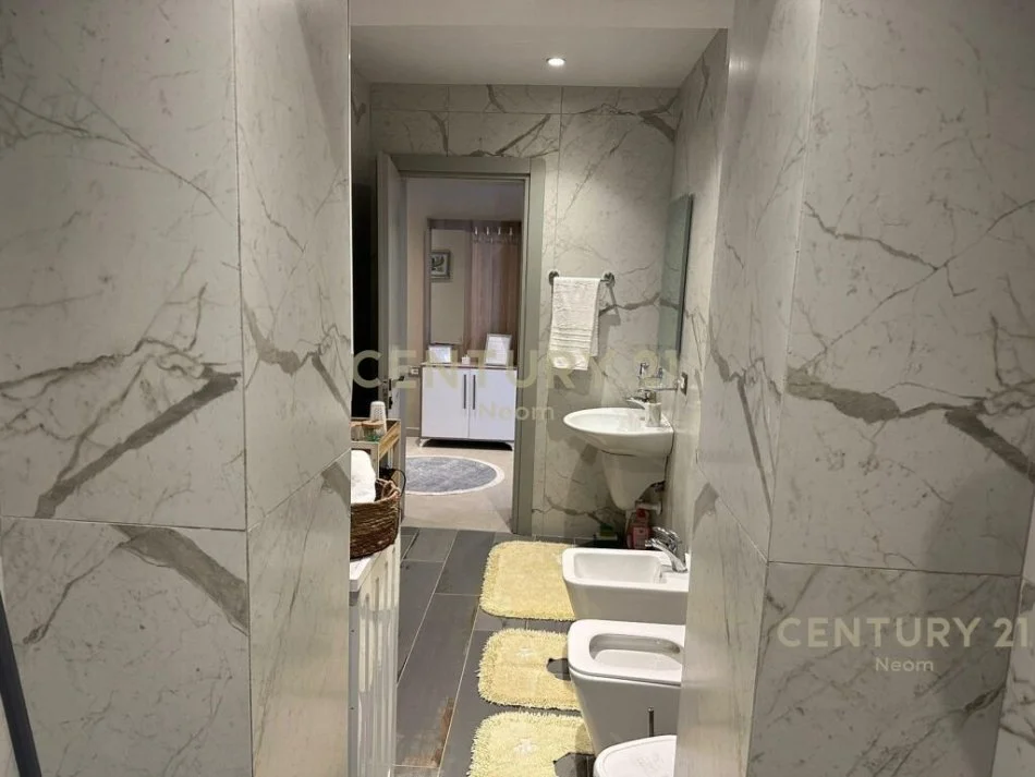 Tirane, jepet me qera apartament 2+1+Ballkon Kati 1, 90 m² 650 € 