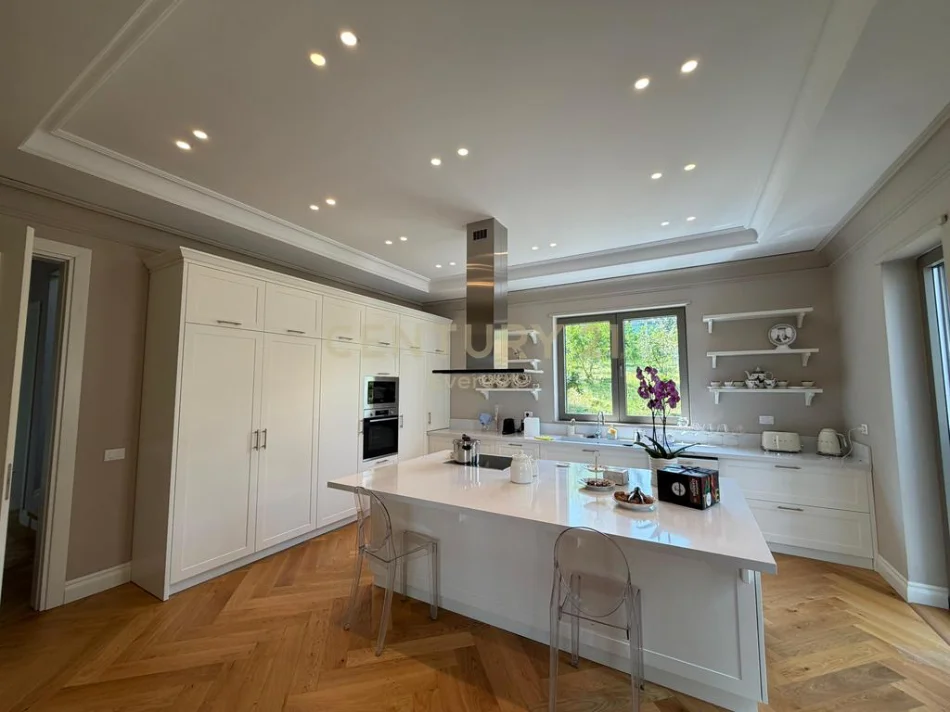 Tirane, jepet me qera Vile 3 Katshe Kati 3, 1.600 m² 10.000 € 