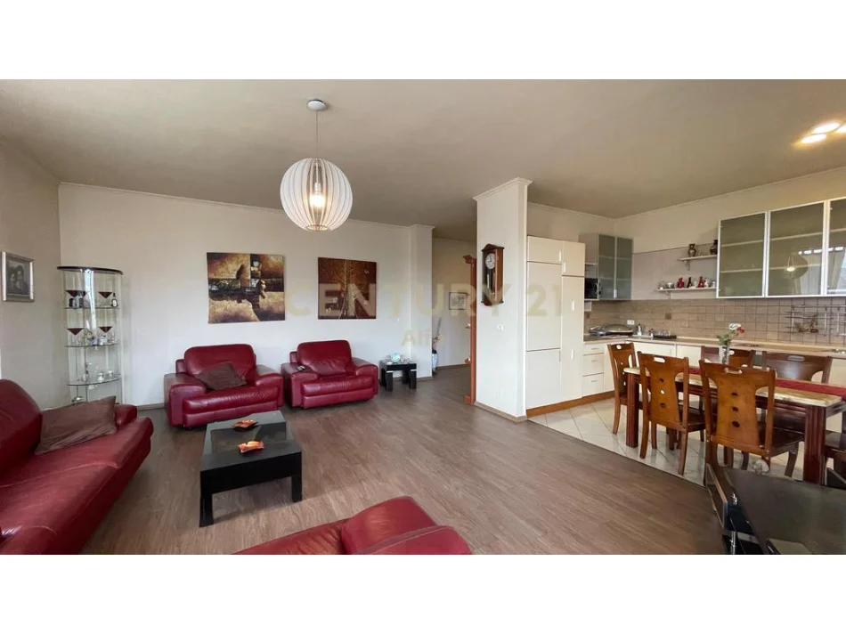 Tirane, jepet me qera apartament 2+1 Kati 4, 130 m² 800 € (Drejtoria e Policise)