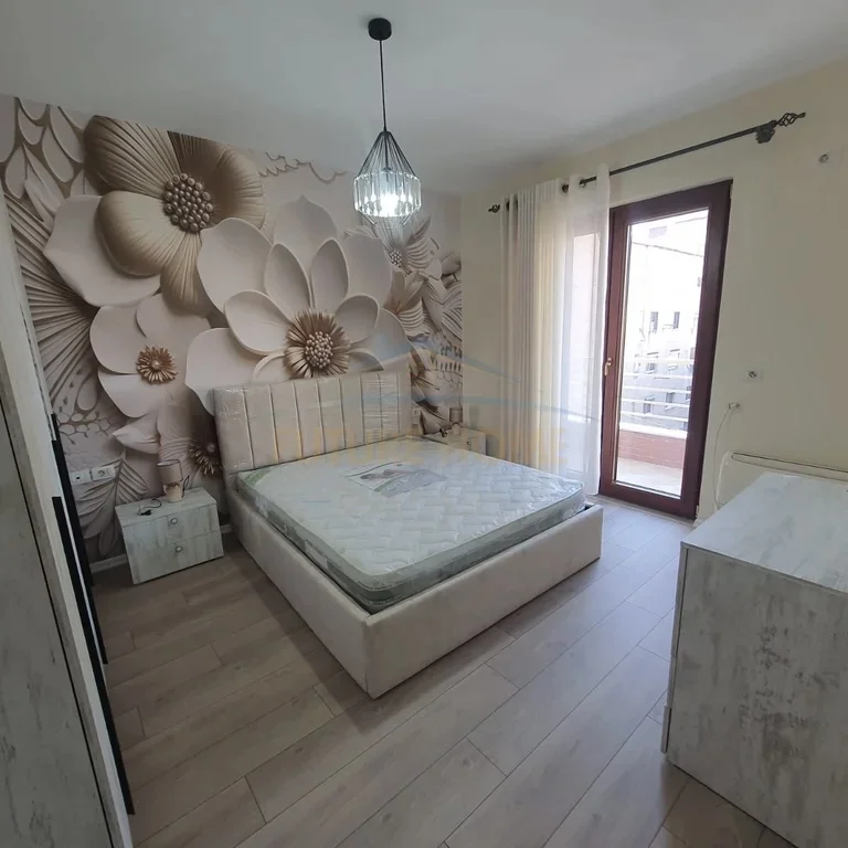 Tirane, qera apartament 2+1+Ballkon Kati 3, 79 m² (Myslym Shyri)