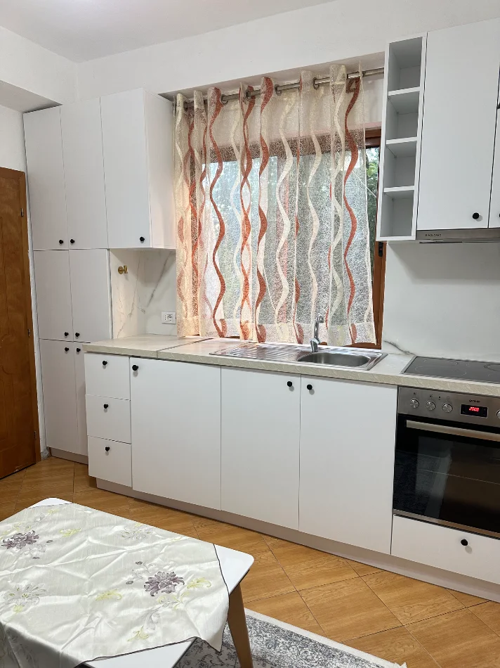 Tirane, jepet me qera garsonier 1+1 Kati 1, 30 m² 360 € 