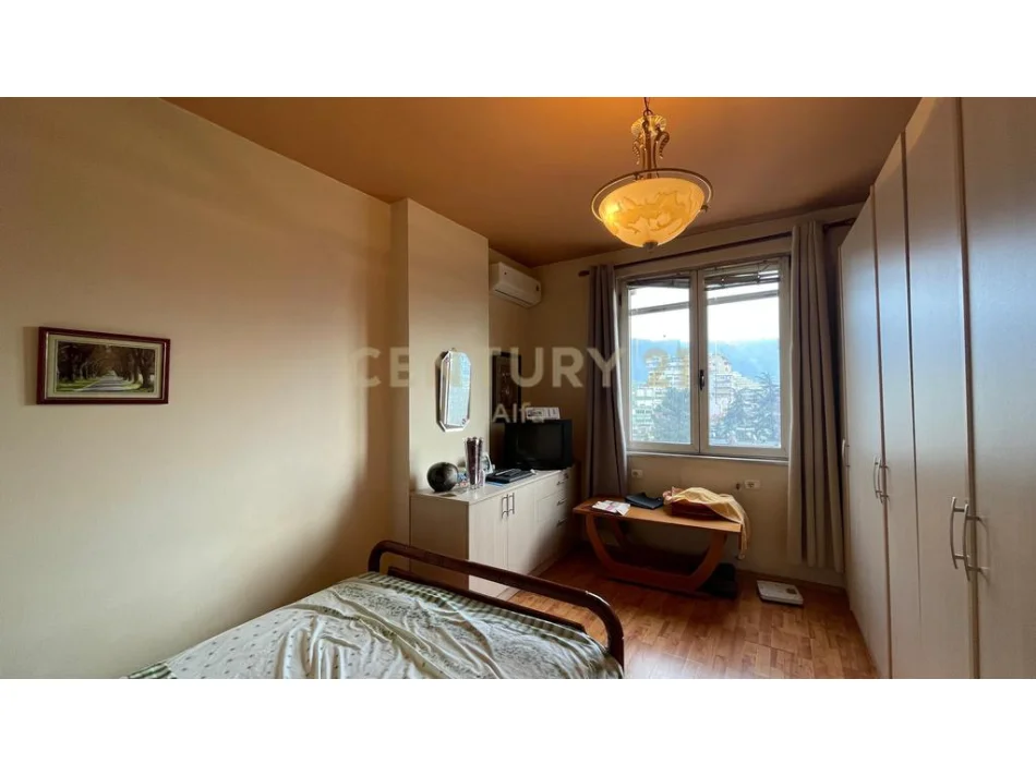 Tirane, jepet me qera apartament 2+1 Kati 4, 130 m² 800 € (Drejtoria e Policise)