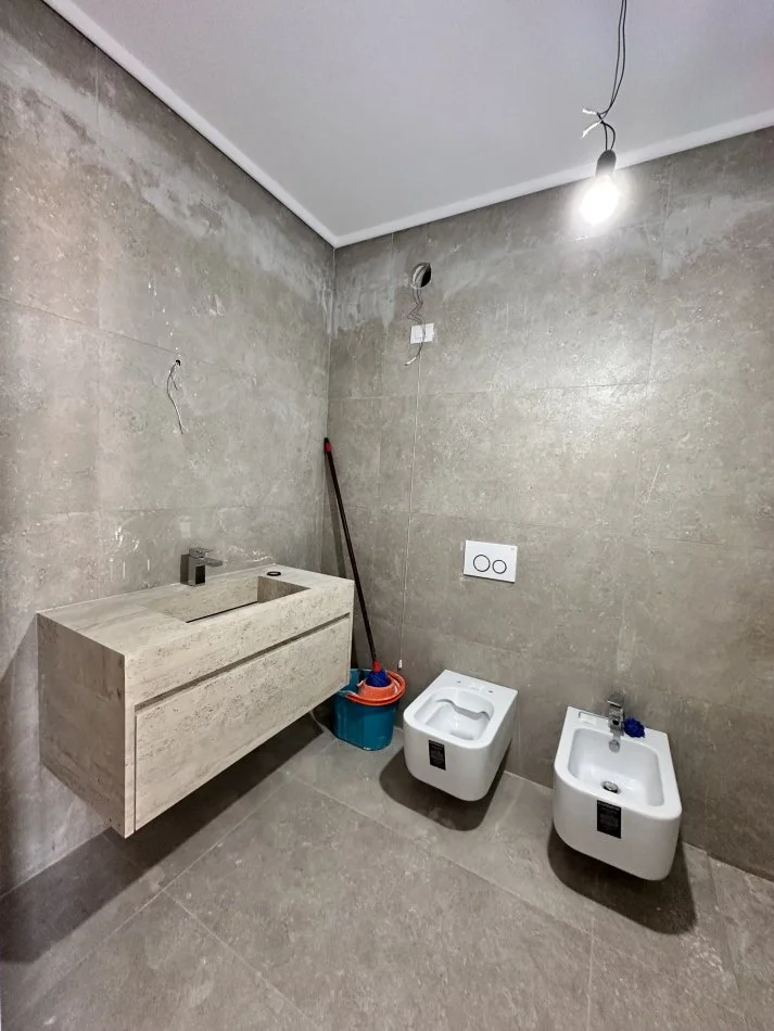Tirane, jepet me qera apartament 2+1+Ballkon Kati 2, 117 m² 1.200 € 