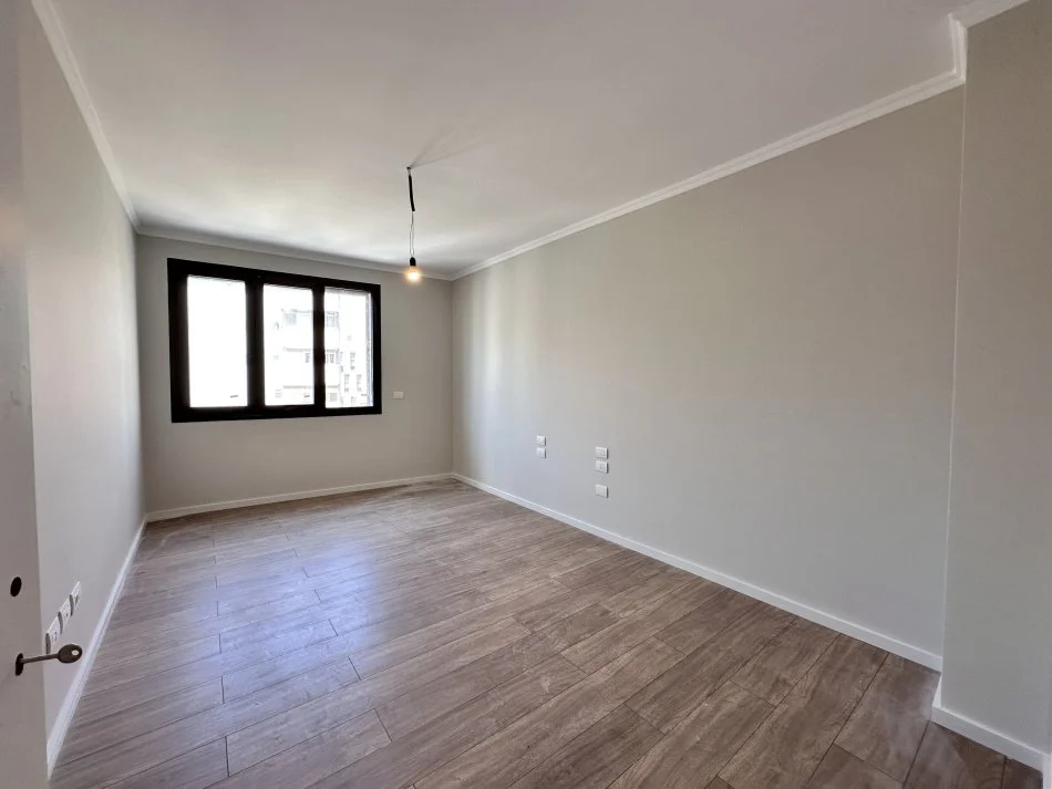 Tirane, jepet me qera apartament 2+1+Ballkon Kati 2, 117 m² 1.200 € 