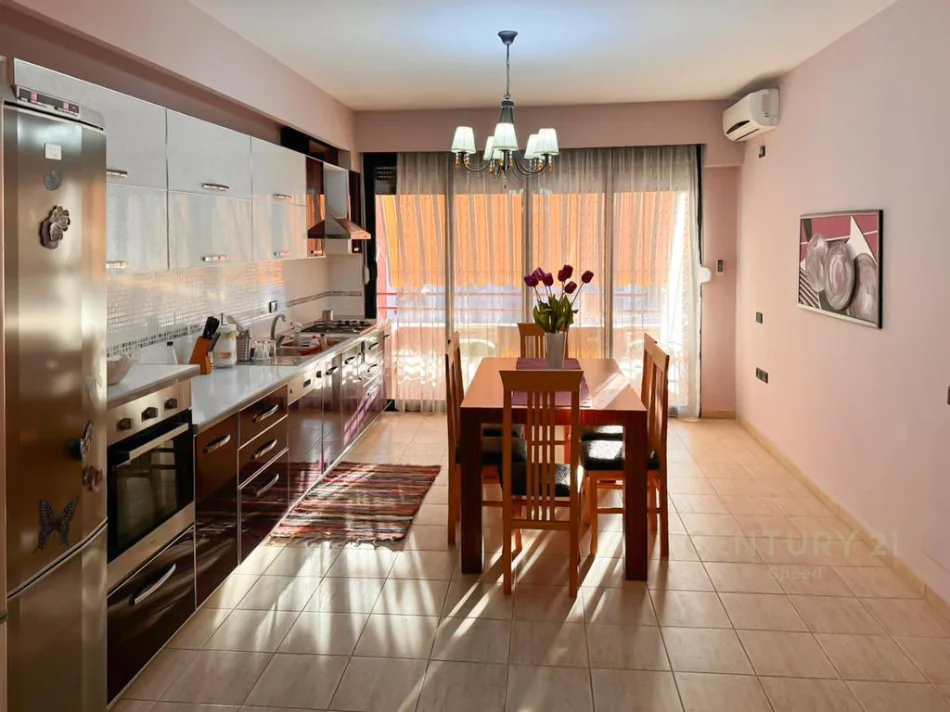 Tirane, jepet me qera apartament 1+1+Aneks+Ballkon Kati 5, 70 m² 700 € 