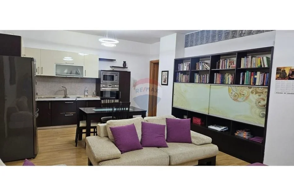 Tirane, jepet me qera apartament 2+1 , 85 m² 700 € (Pazari i Ri)
