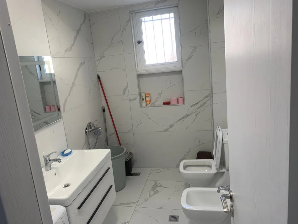 Tirane, jepet me qera apartament 3+1+Ballkon , 120 m² 1.200 € (Rruga Myslym Shyri)