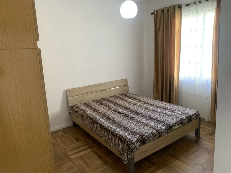 Tirane, jepet me qera apartament 3+1+Ballkon , 120 m² 1.200 € (Rruga Myslym Shyri)