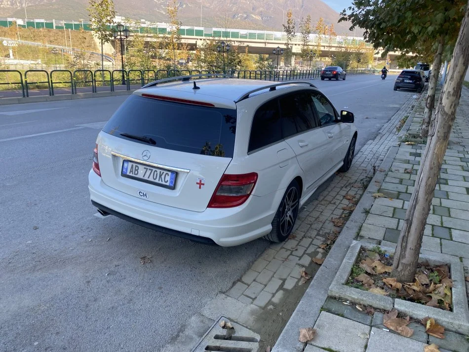 Tirane, shes me portobagazh Mercedes Benc w204 200 Kompressor lpg BRC Benzin+Gaz, e bardhë automatik Klima 269.000 km 8.300 €