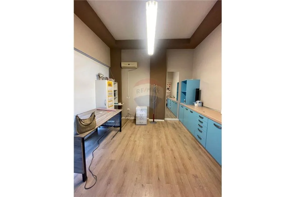 Tirane, jepet me qera lokal Kati 0, 25 m² 320 € 