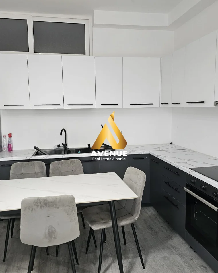 Tirane, jepet me qera apartament 2+1 Kati 3, 78 m² 700 € (Rruga 5 Maji)