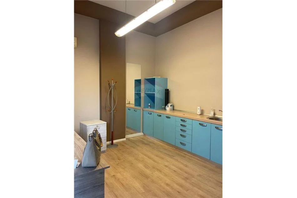 Tirane, jepet me qera lokal Kati 0, 25 m² 320 € 