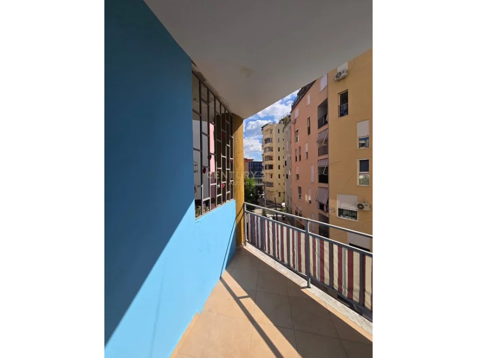 Tirane, jepet me qera apartament 2+1+Aneks+Ballkon Kati 3, 86 m² 600 € (Brraka)
