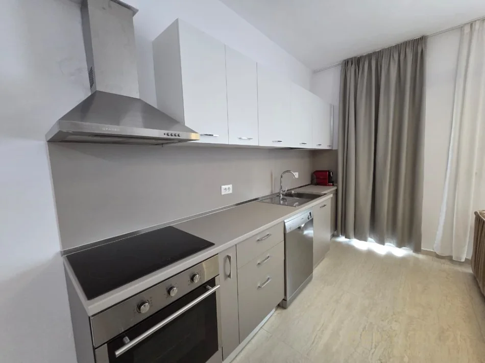 Tirane, jepet me qera apartament 2+1+Aneks+Ballkon Kati 3, 112 m² 750 € 