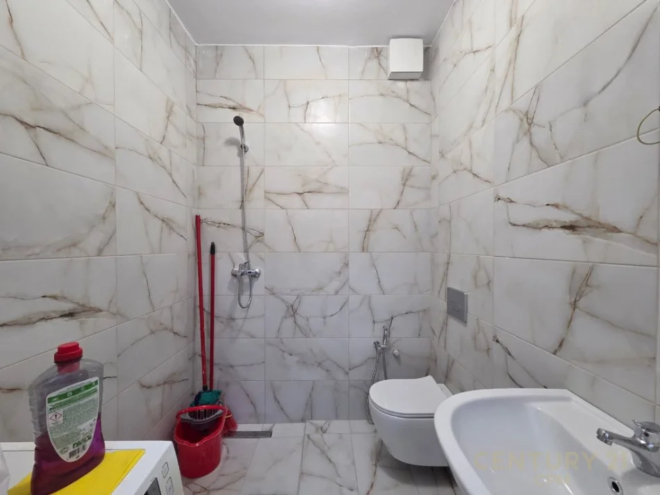 Tirane, jepet me qera apartament 2+1+Aneks+Ballkon Kati 3, 112 m² 750 € 