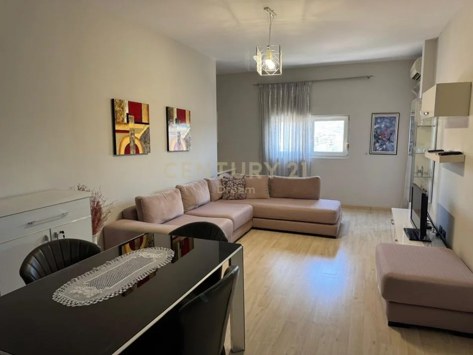Tirane, jepet me qera apartament 2+1+Ballkon Kati 8, 88 m² 550 € 