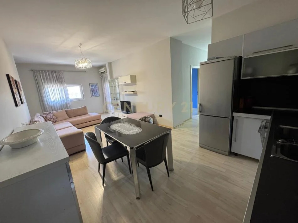 Tirane, jepet me qera apartament 2+1+Ballkon Kati 8, 88 m² 550 € 