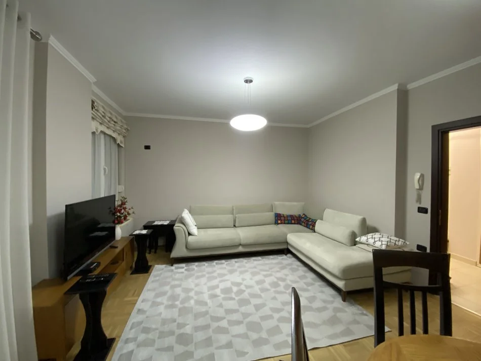 Tirane, jepet me qera apartament 2+1+Ballkon Kati 7, 90 m² 1.000 € (Posta nr8)
