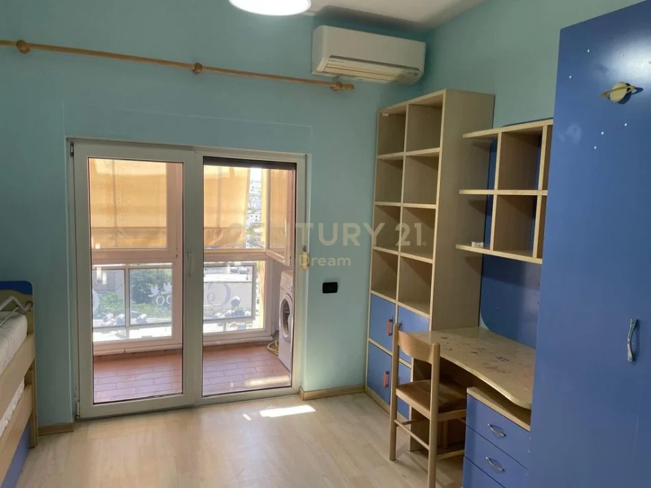 Tirane, jepet me qera apartament 2+1+Ballkon Kati 8, 88 m² 550 € 