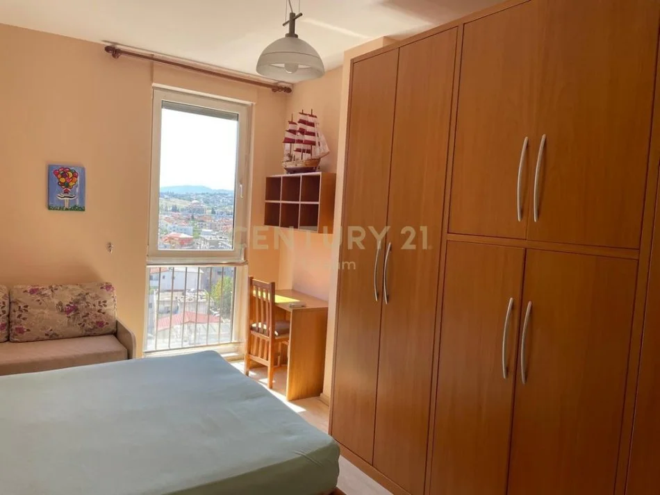 Tirane, jepet me qera apartament 2+1+Ballkon Kati 8, 88 m² 550 € 