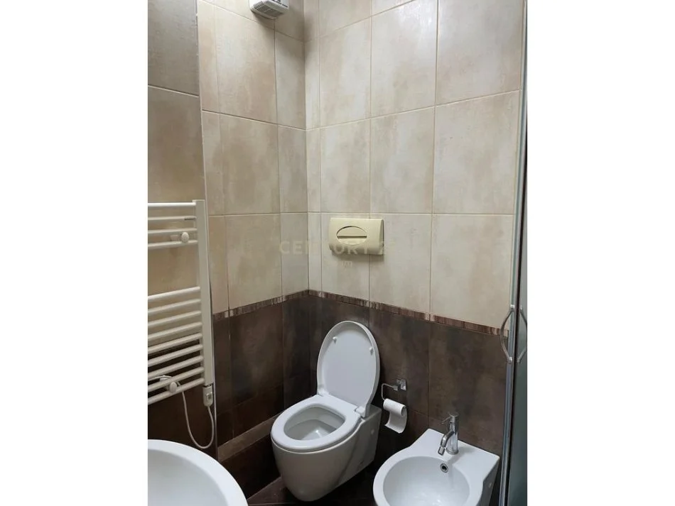 Tirane, jepet me qera apartament 2+1+Ballkon Kati 8, 88 m² 550 € 
