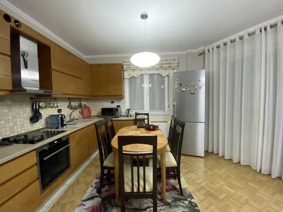 Tirane, jepet me qera apartament 2+1+Ballkon Kati 7, 90 m² 1.000 € (Posta nr8)