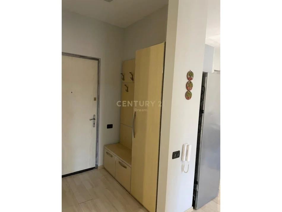 Tirane, jepet me qera apartament 2+1+Ballkon Kati 8, 88 m² 550 € 