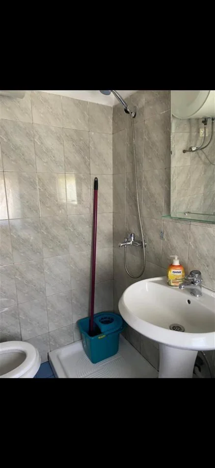 Tirane, jepet me qera garsonier Kati 5, 44 m² 350 € (Bar Oslo ne Brryl)
