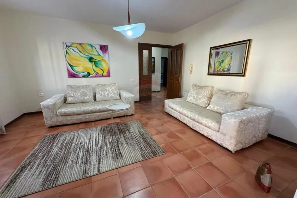 Tirane, jepet me qera apartament 1+1+Aneks+Ballkon Kati 2, 77 m² 600 € (Qendër - Kafe Flora)