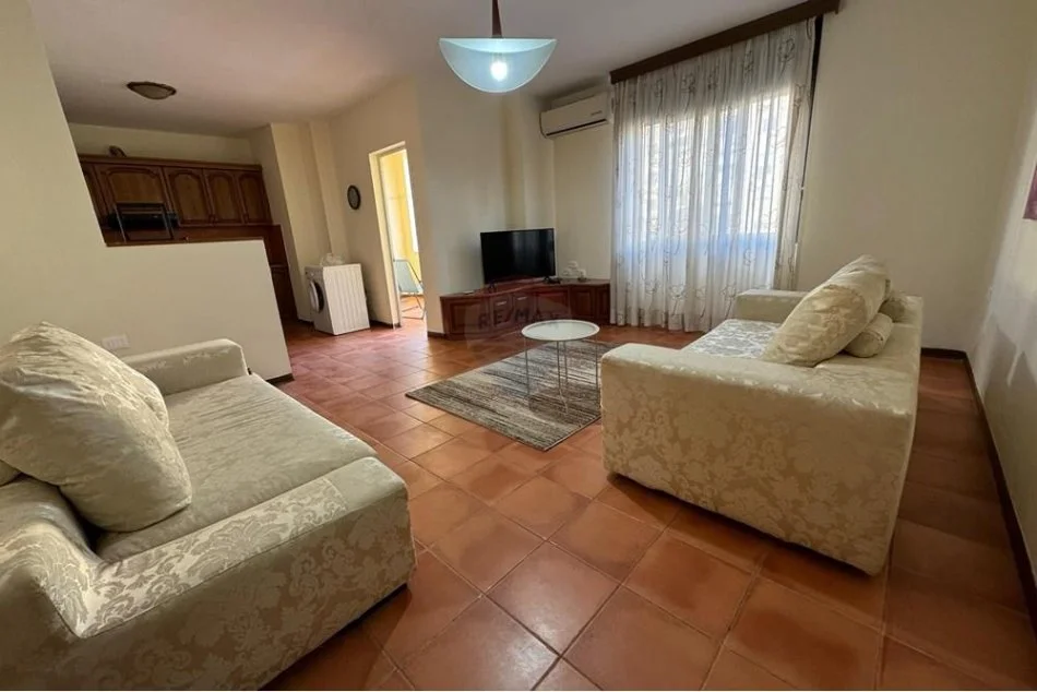 Tirane, jepet me qera apartament 1+1+Aneks+Ballkon Kati 2, 77 m² 600 € (Qendër - Kafe Flora)