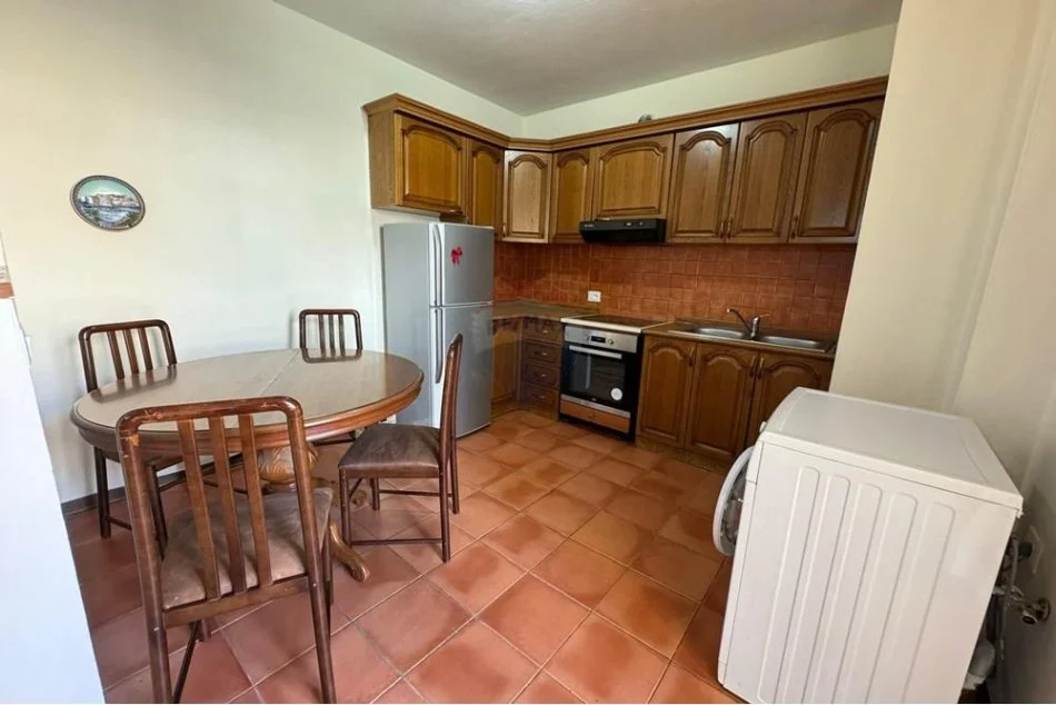 Tirane, jepet me qera apartament 1+1+Aneks+Ballkon Kati 2, 77 m² 600 € (Qendër - Kafe Flora)