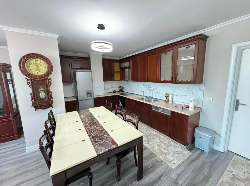 Tirane, jepet me qera apartament 2+1 , 95 m² 600 € (Stacioni Trenit)