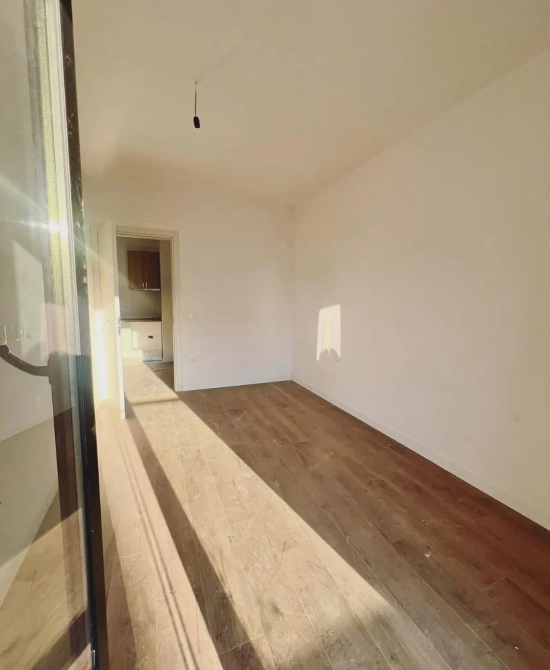 Shqiperi, jepet me qera apartament 1+1+Ballkon , 65 m² 500 € (Komuna e Parisit)