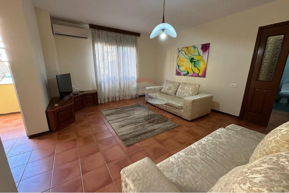 Tirane, jepet me qera apartament 1+1+Aneks+Ballkon Kati 2, 77 m² 600 € (Qendër - Kafe Flora)