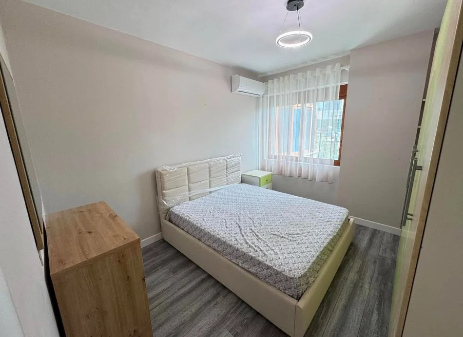 Tirane, jepet me qera apartament 2+1 , 95 m² 600 € (Stacioni Trenit)