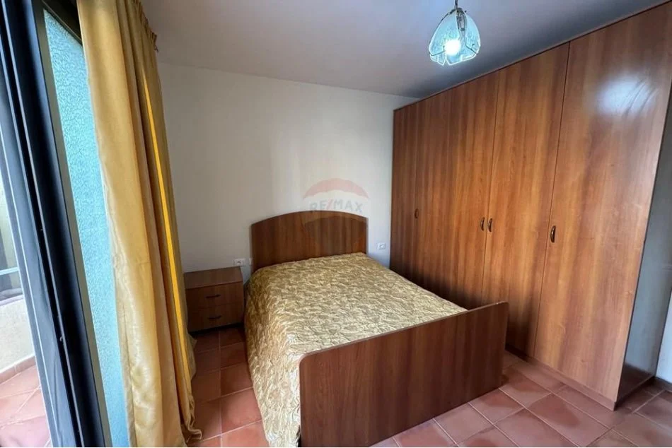 Tirane, jepet me qera apartament 1+1+Aneks+Ballkon Kati 2, 77 m² 600 € (Qendër - Kafe Flora)