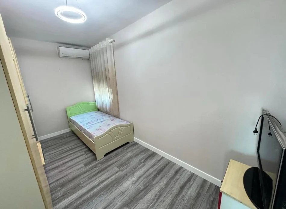 Tirane, jepet me qera apartament 2+1 , 95 m² 600 € (Stacioni Trenit)