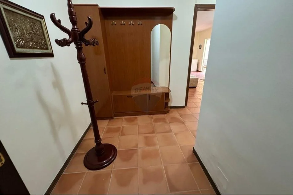 Tirane, jepet me qera apartament 1+1+Aneks+Ballkon Kati 2, 77 m² 600 € (Qendër - Kafe Flora)