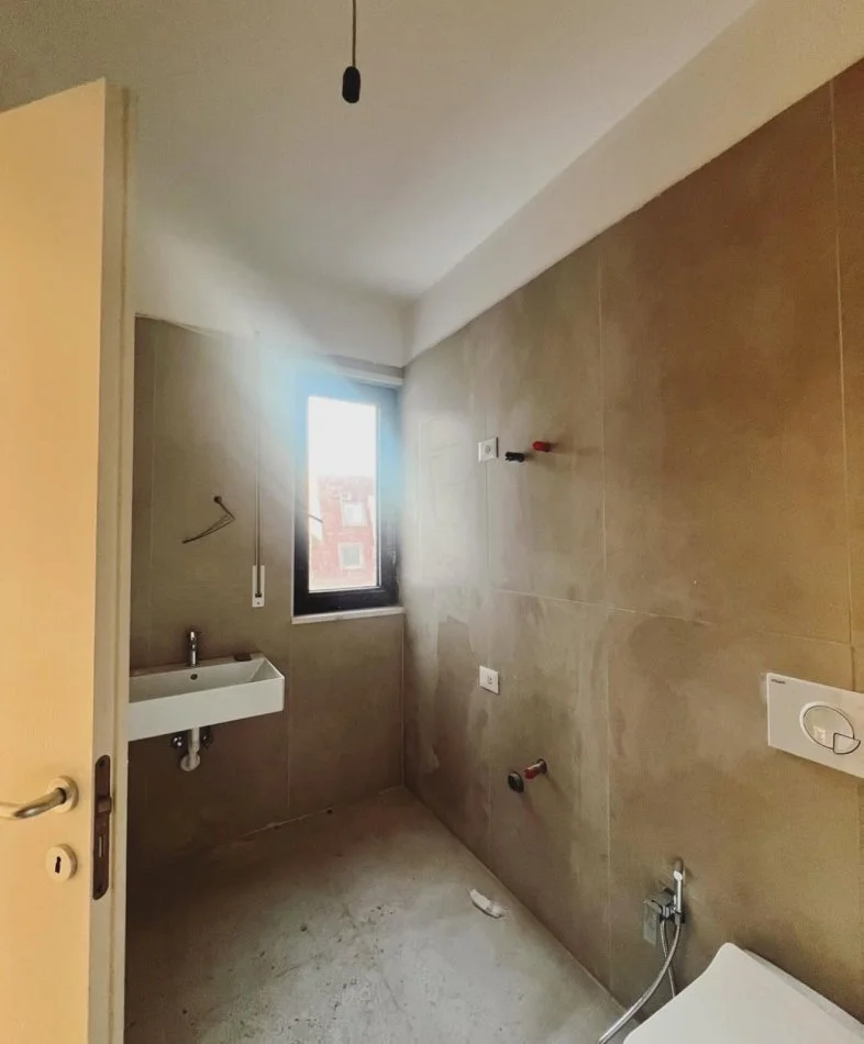 Shqiperi, jepet me qera apartament 1+1+Ballkon , 65 m² 500 € (Komuna e Parisit)