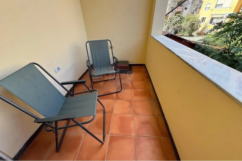 Tirane, jepet me qera apartament 1+1+Aneks+Ballkon Kati 2, 77 m² 600 € (Qendër - Kafe Flora)